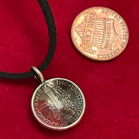 Silver dôme Coin Pendant Necklace - Picture 2 of 5